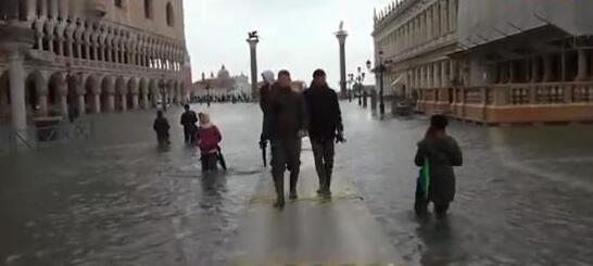 威尼斯80%被淹 大教堂水位高涨至少2人死亡 损失惨重