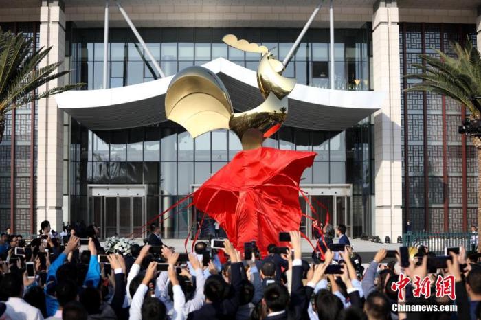 第28届中国金鸡百花电影节金鸡雕塑揭幕。记者 李思源 摄