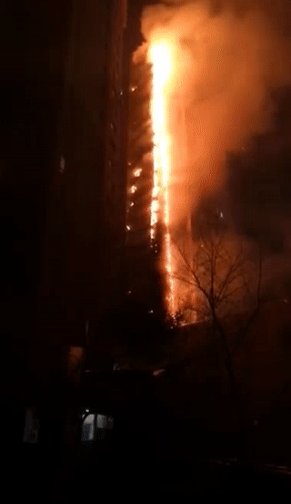 沈阳起火高楼消防通道堵塞:着火6分钟火苗窜到楼顶
