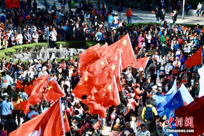 12月7日下午，数千名香港市民在香港岛港湾道花园参与爱国护港撑警活动。中新社记者 李志华 摄