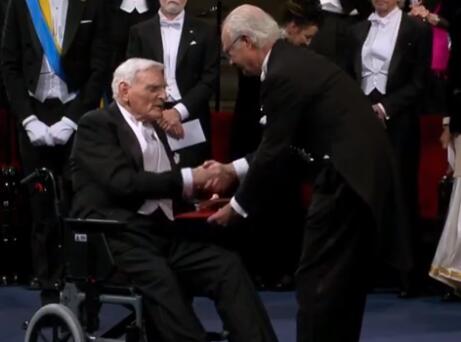 感动！97岁诺奖最年长得主坐轮椅现身领奖