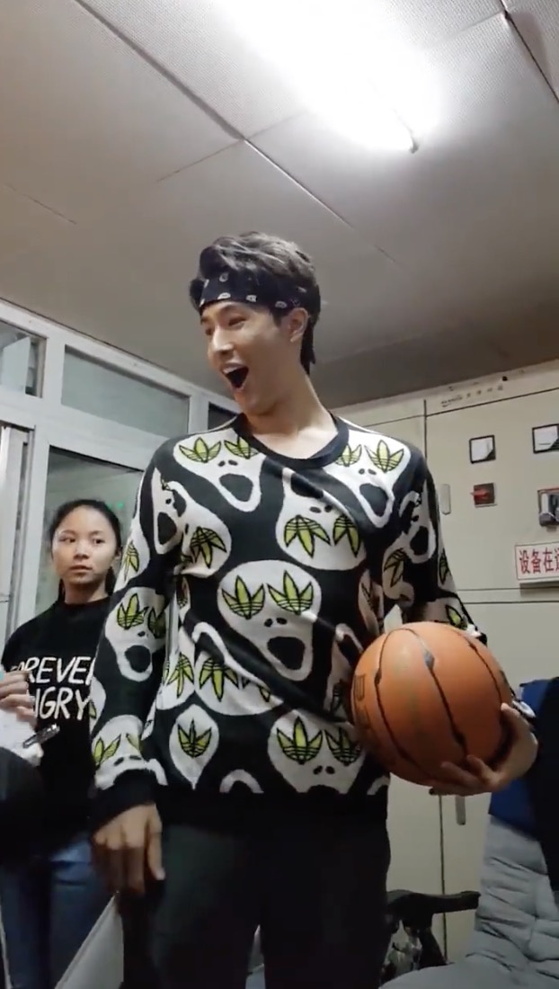 张亮和锦荣玩篮球“怀孕”