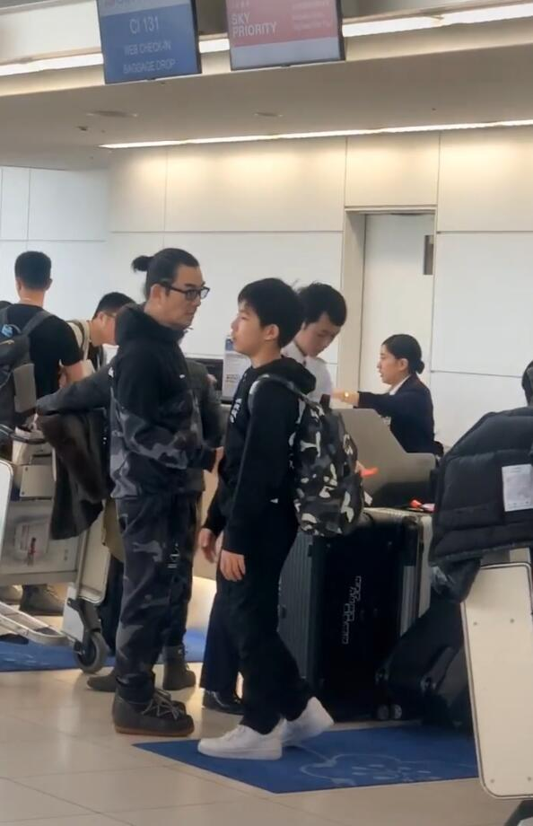 任贤齐回应在机场骂孩子:提醒他走路不要看手机 