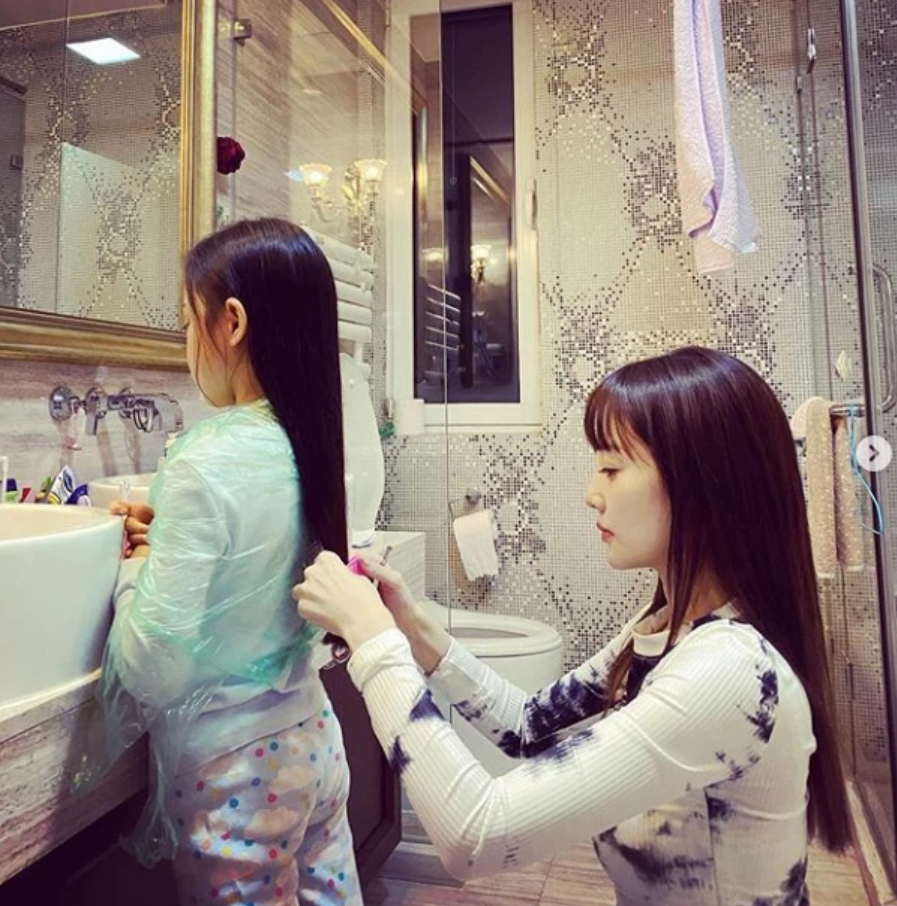 好妈妈！李小璐新年亲手为女儿甜馨剪头发