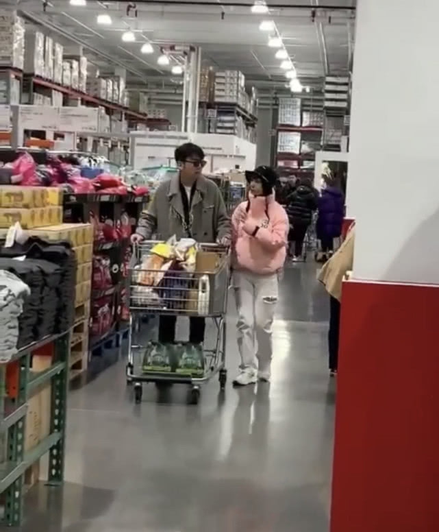 雷佳音夫妇罕见同框逛超市被偶遇 力破离婚传闻