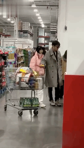雷佳音夫妇罕见同框逛超市被偶遇 力破离婚传闻