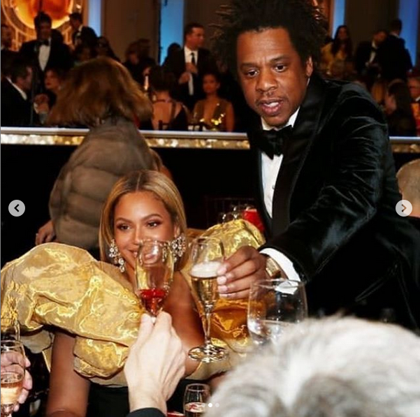 碧昂丝和老公自备香槟与同桌明星共饮。