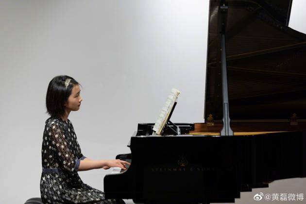 黄磊分享大女儿弹钢琴照 多多短发气质卓然有韵味