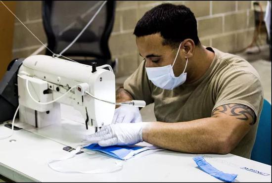 美军士兵正在操作缝纫机，图源：美国国防部官网