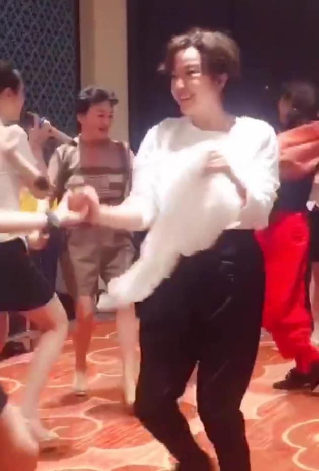 不老女神！刘晓庆和服务员跳舞 活力不输年轻人